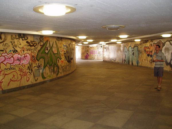 Graffiti eltávolítás Graffiti elleni védelem Homlokzattisztítás 
							Kromofággal kezelt felület tisztítása GRAFITIX vegyszerek forgalmazása SOPPEC jelzőfestékek forgalmazása 
							ANTI-GRAFFITI Bt.