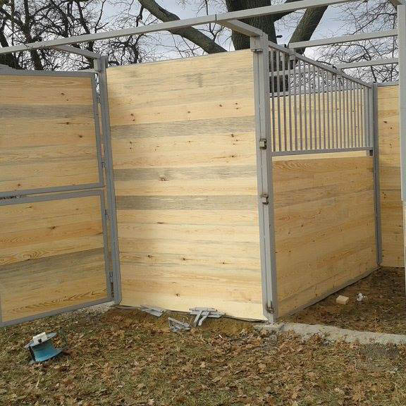 Hajós- Fém, Gyártócsarnokokat, élelmiszer-és terménytárolókat, autószalonokat, raktárakat, üzemeket, színeket, 
						  csarnokokat építettünk