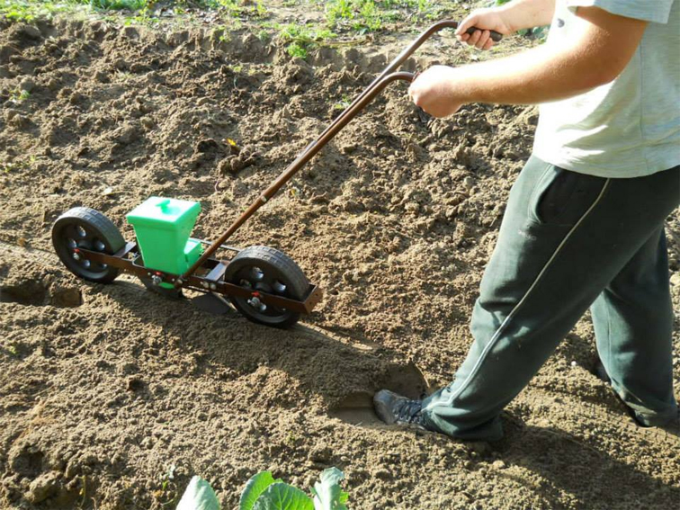 Kézi és gépi szemenkénti vetőgépek gyártása, Pannon Gép és Készülékgyártó Kft.