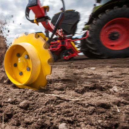 Tempo vetőgépmodell, FH 2200 front műtrágyatartály, Vaderstad Kft.